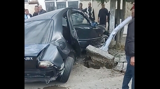 “BMW” ilə toqquşan “Mercedes” işıq dirəyini yerindən qopardı    - VİDEO