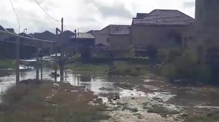 Bir sıra fərdi yaşayış evlərinin həyətlərini su basdı - VIDEO 