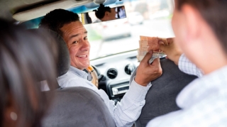 Şirkətlərin taksi sürücülərinə verilən bəxşişdən faiz tutması qanunidirmi? – AÇIQLAMA 