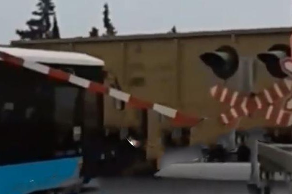 Daha bir avtobus qatarla toqquşacaqdı: Dəmiryolları BNA-nı təkzib etdi – VİDEO