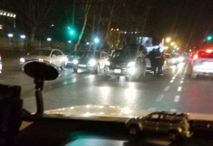Qadın sürücü səfirliyin qarşısında qəza törətdi, yolda tıxac yarandı - FOTO