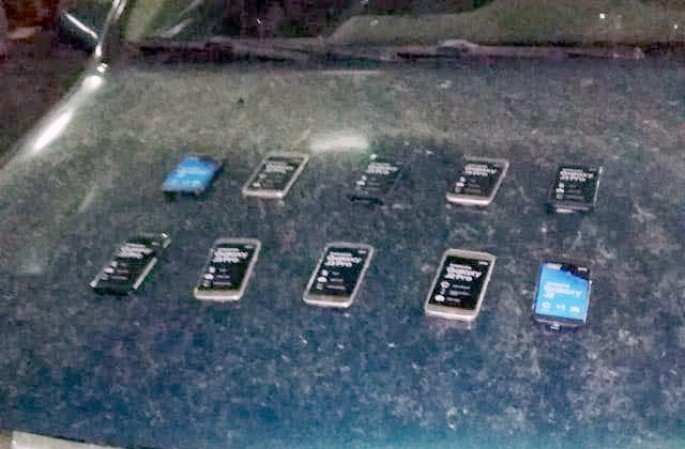 Avtomobilin salonunda gizlədilmiş mobil telefonlar aşkar olunub - FOTO
