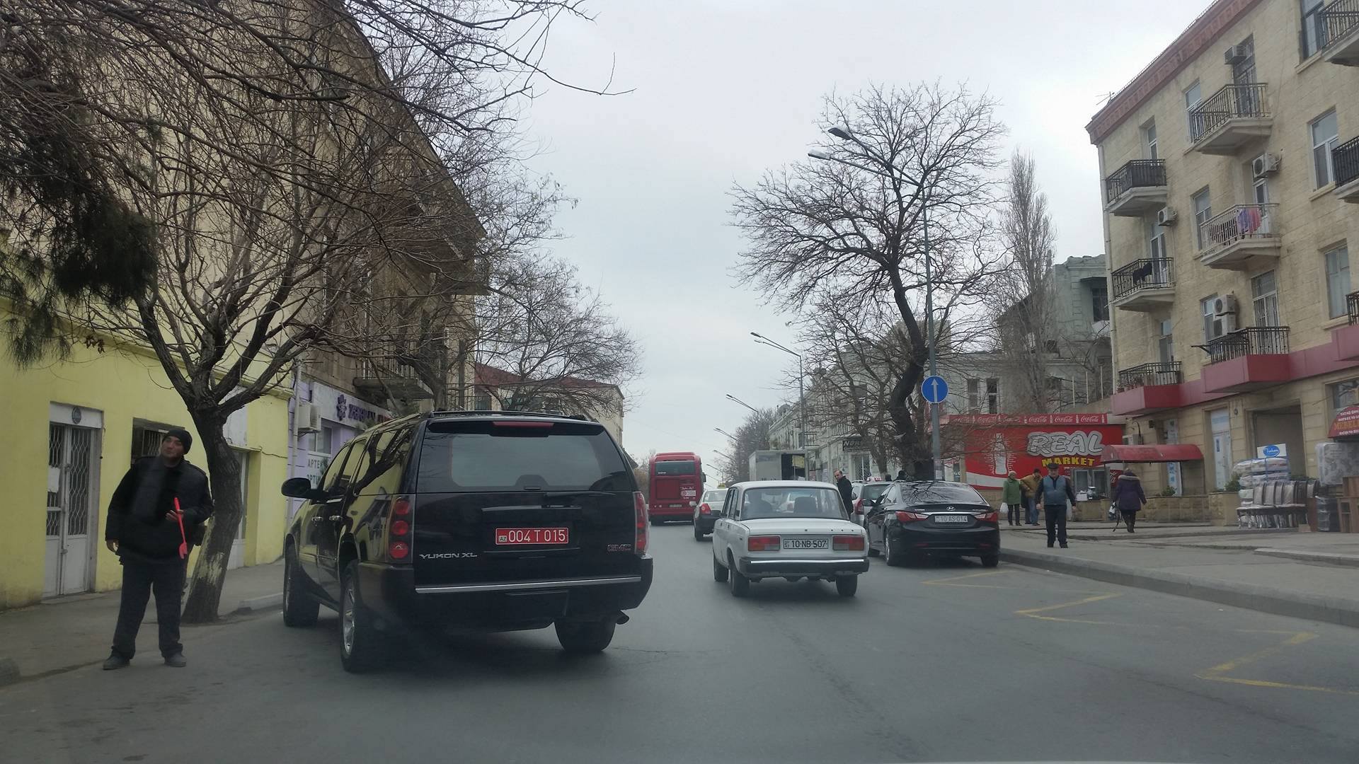 Yol polisi Bakıda qayda pozan səfirlik maşını ilə bağlı hərəkətə keçdi – FOTO