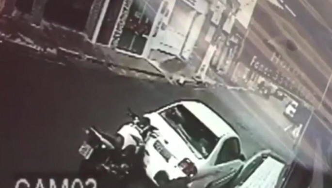 Motosikleti maşına çırpdı: heçnə olmamış kimi qaçdı - VİDEO