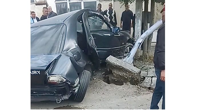 “BMW” ilə toqquşan “Mercedes” işıq dirəyini yerindən qopardı    - VİDEO