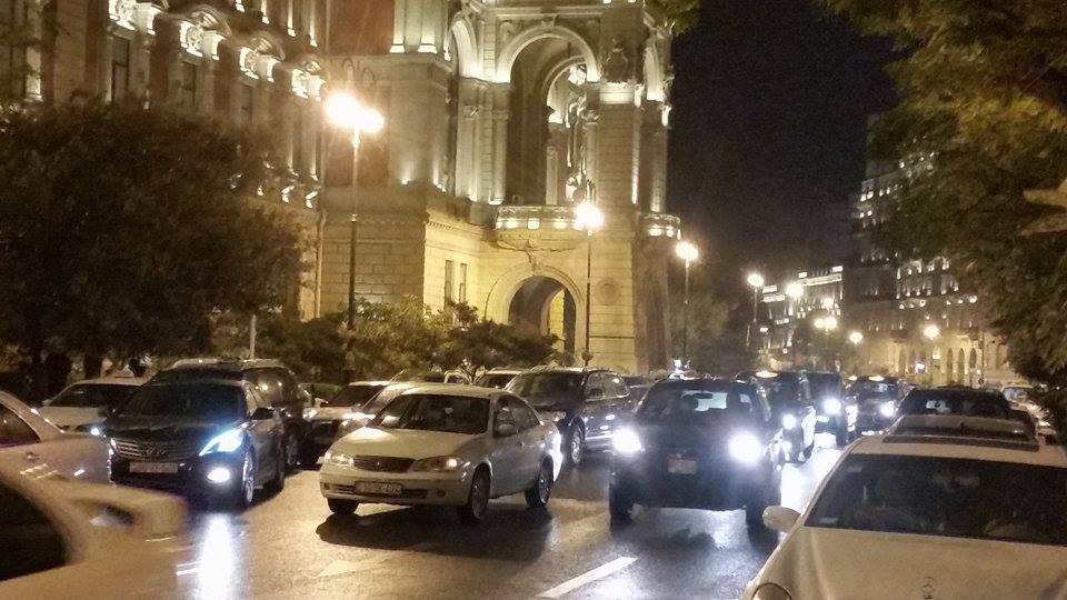 Bakı şəhər İcra Hakimiyyətinin qarşısında biabırçılıq - VİDEO