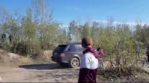 “Range Rover”in sürücüsü qadının əri tərəfindən döyüldü - VİDEO