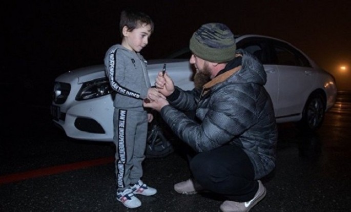 Kadırov dünyanı heyrətləndirən 5 yaşlı uşağa “Mercedes” bağışladı  - VİDEO