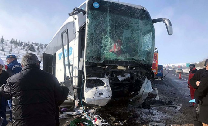 Sərnişin avtobusu TIR-a çırpıldı: 1 ölü, 8 yaralı - FOTO