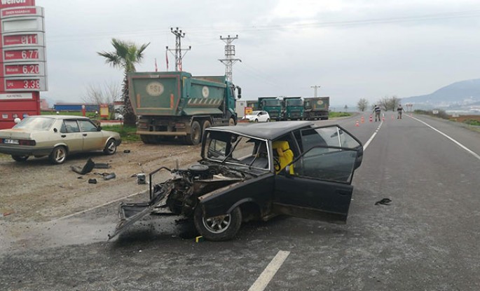 Avtomobil park edilmiş yük maşınına çırpıldı: 1 ölü, 3 yaralı - FOTO