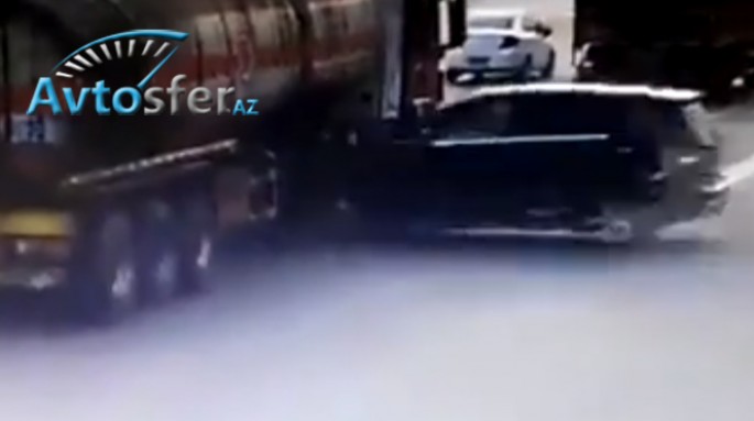 "Mercedes" yanacaq dolu yük maşınına çırpıldı - VİDEO