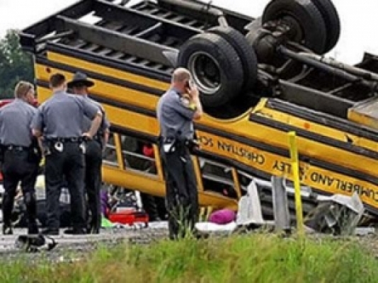 Məktəbli avtobusu minik avtomobili ilə toqquşdu: 17 yaralı
