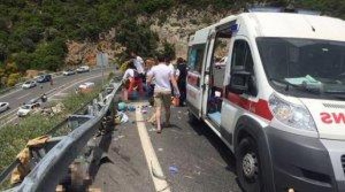Turist avtobusu yük maşını ilə toqquşdu: 1 ölü, 11 yaralı