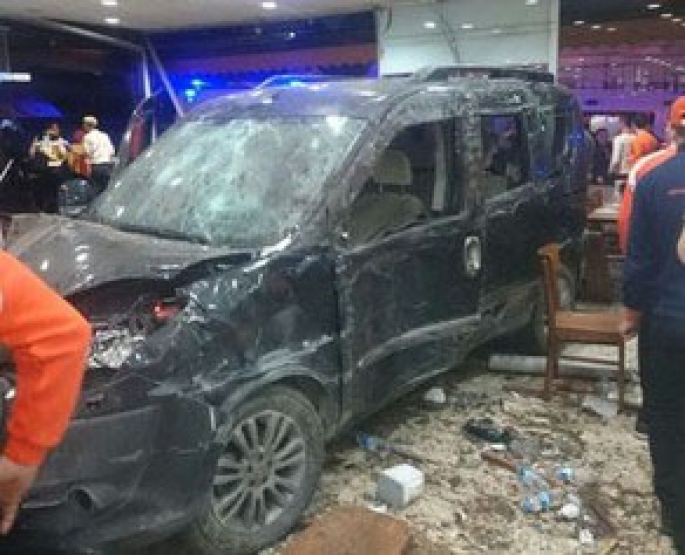 Avtomobil restorana girdi - 9 yaralı - FOTOLAR
