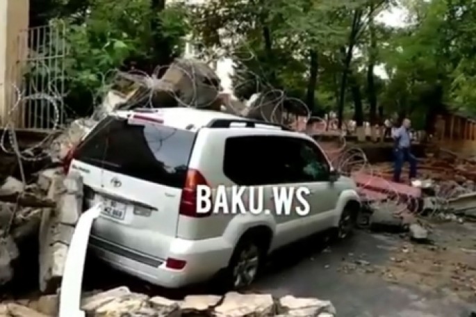 "Salyanski kazarma"nın hasarı maşınların üzərinə aşdı - VİDEO