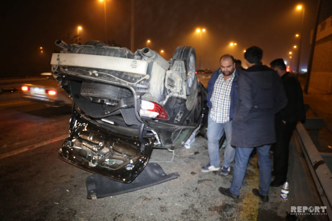 Bakıda rus nömrəli "Lexus" aşdı, 2 yaralı var - FOTO