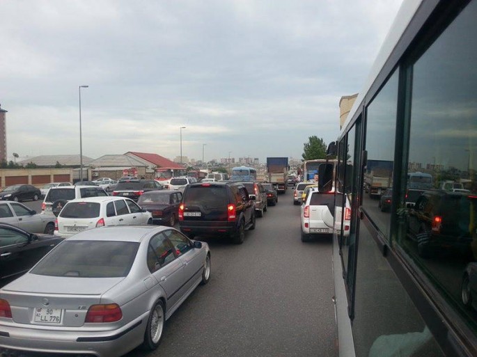 Paytaxt nəqliyyatında xaos davam edir: Qatarlar gecikdi, avtobuslar yolda qaldı