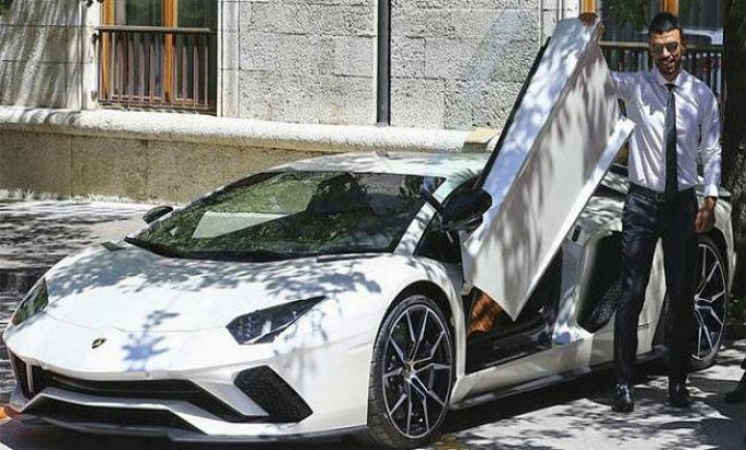Millət vəkili “Lamborghini”sini satışa çıxardı - FOTO