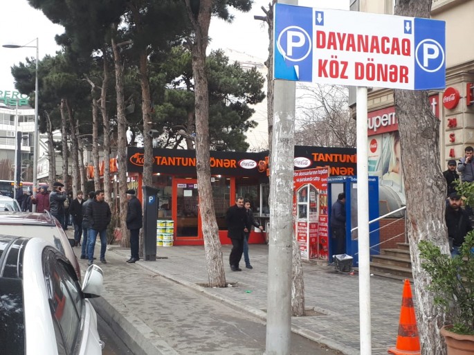 Bakıda polis rəisi qanunsuz yol nişanı quraşdırıb - FOTO