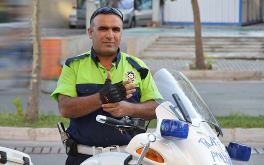 Terrorçulara qarşı təkbaşına döyüşən yol polisi - Hamı ondan danışır - FOTO