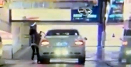 Qadın sürücünün diqqətsizliyi: lüks avtomobili divara çırpıldı – VİDEO