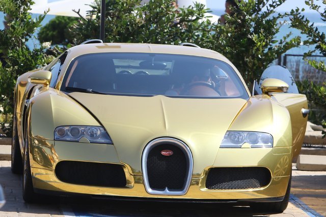 Tanınmış aktyorun 2 milyonluq qızılı “Bugatti”si - FOTO