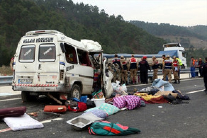 Mikroavtobus yük maşınına çarpıldı: 8 ölü, 8 yaralı - VİDEO