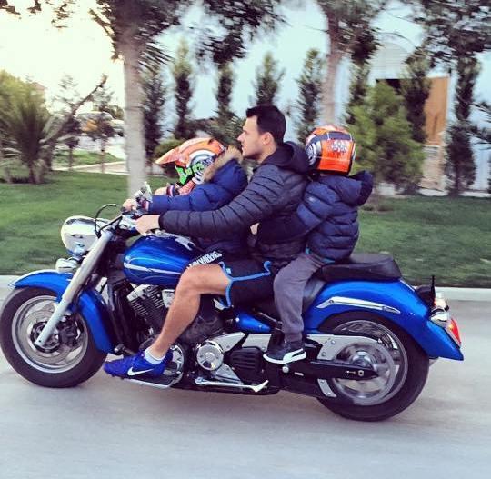 Eminin əkizləri ilə motosiklet gəzintisi – FOTO