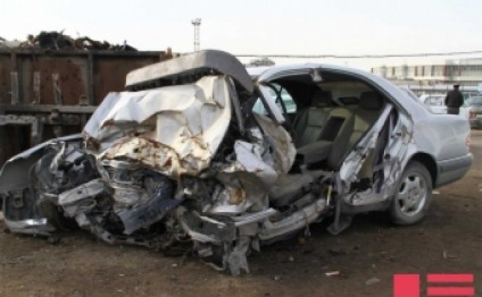 “Mercedes”i oğurlayıb qəza törətdi; 4 maşını əzib 2 piyadanı vurdu