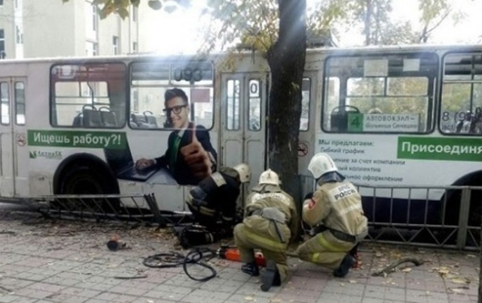 Qadın trolleybusu dayanacağa çırpdı - 3 ölü, 2 yaralı