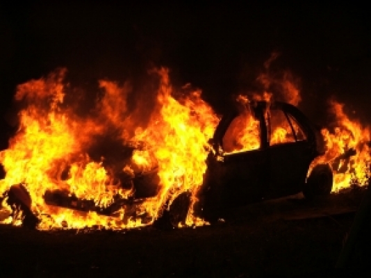 “Mercedes” yanaraq, yararsız hala düşüb - Paytaxtda