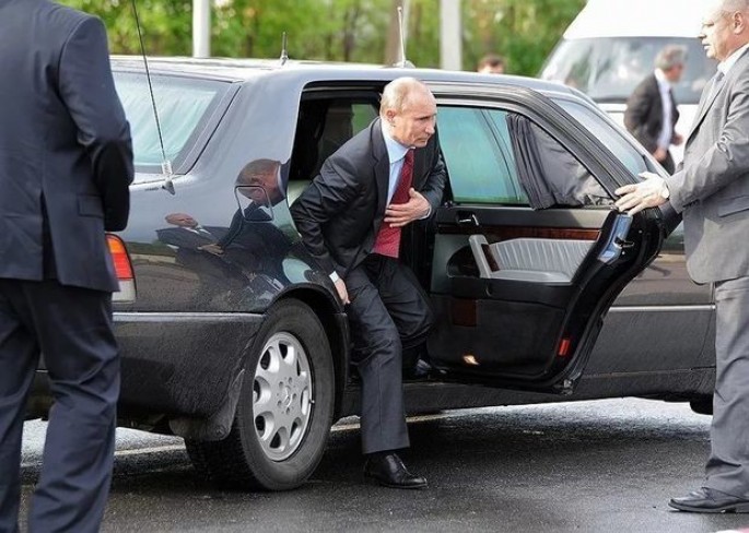 Putin avtomobilini satışa çıxardı