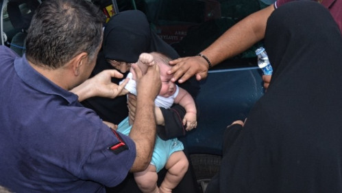 Xəsis ata 5 aylıq oğluna maşın şüşəsini qıymadı - VİDEO+FOTO