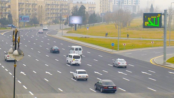 Bakıda qatar relsini söküb avtomobillər üçün "şüşə kimi" yol çəkdilər - FOTO