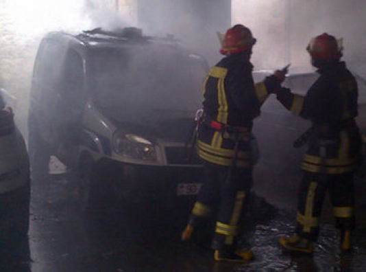 Avtodayanacaq yandı: 6 avtomobil yanğından mühafizə olundu - Bakıda