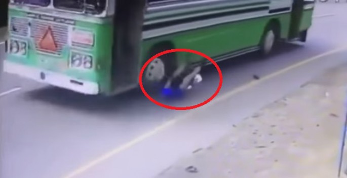 Avtobusdan yıxılan gənc ölümlə burun-buruna - VİDEO