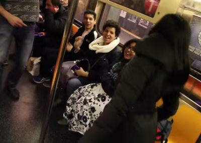 Gənc qız metro qatarında görün nələr etdi - VİDEO