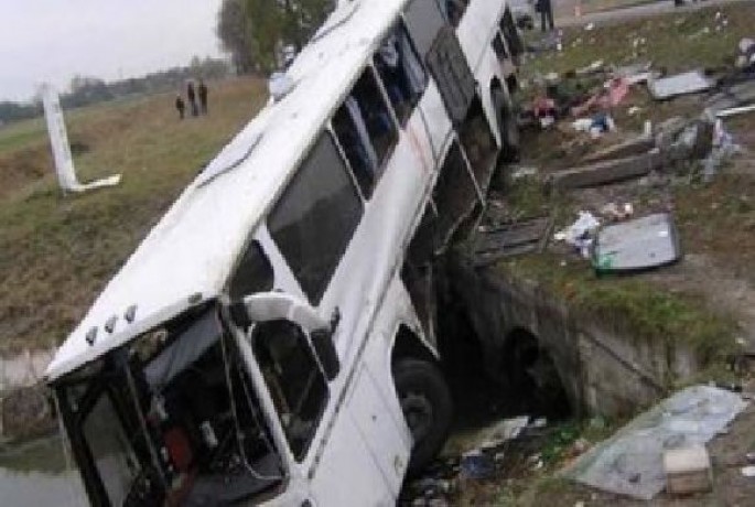 Turist avtobusu aşdı: 3 ölü, 20 yaralı