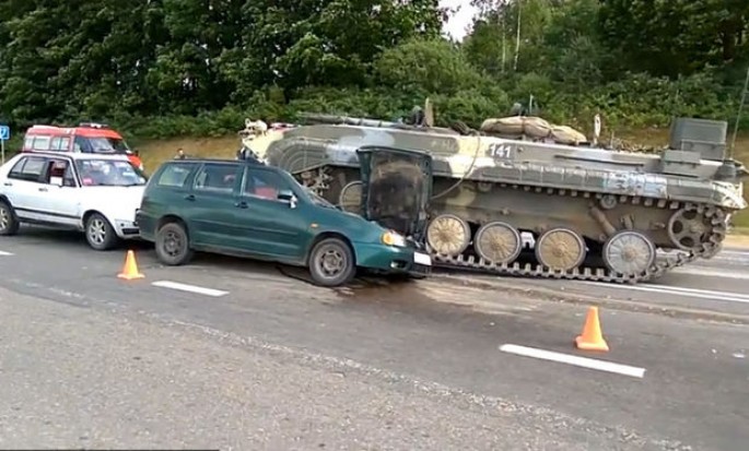 Yolda şütüyən “BMP” avtomobili xurd-xəşil etdi - VİDEO