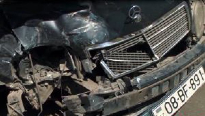 Hacıqabulda avtomobil aşdı: 2 yaralı