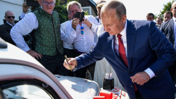 Putinin imzası olan avtomobil hərracda satıldı