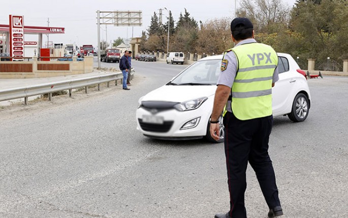 Azərbaycanda sürücü yol polisini vurub qaçdı