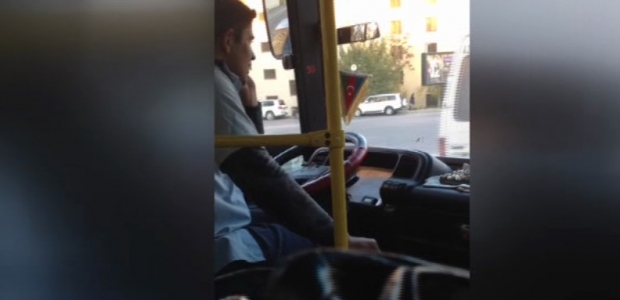 Ölümünə sürən avtobus sürücüsü - Bir əlində telefon, digərində isə... VİDEO