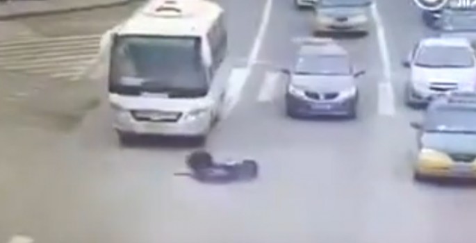 Motosiklet avtomobillə toqquşdu: avtobusun altında qaldı - VİDEO
