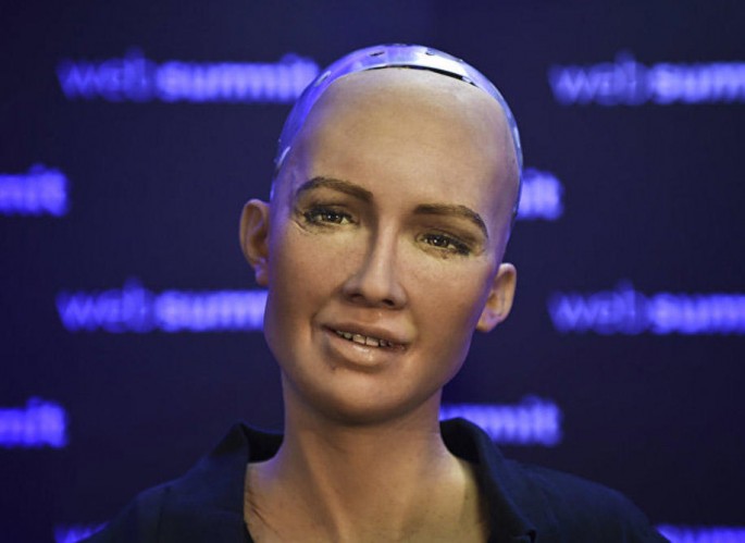 İnsan kimi danışan və zarafatlaşan robot Bakıya gətirilir - VİDEO