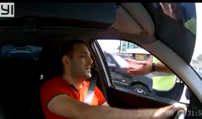 Yol polisinin "avtoş" kimi saxladığı sürücü hüquqşünas olarsa - VIDEO