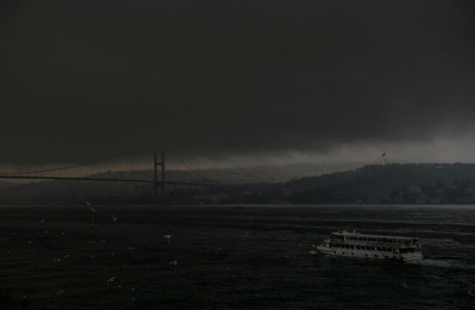 İstanbula günorta çağı qaranlıq düşdü - FOTO