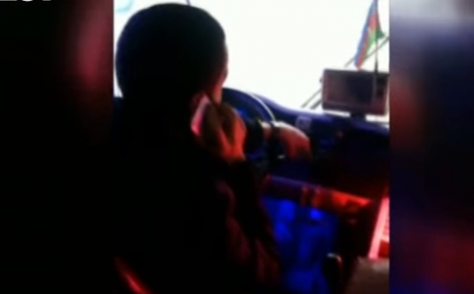 Bir əlində telefon, digərində siqaret - Bakıda avtobus sürücüsü - VİDEO