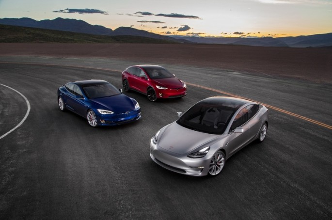 “Tesla”nın satışında rekord: 100 min avtomobil alıcısına çatdırıldı