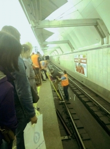 Təsadüfən metronun platformasından yıxılsanız… - FOTO
